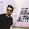 Lukas vor dem Banner des '3rd Chengdu Jiezi International Youth Music Festival 2019' (Foto: Archiv)
