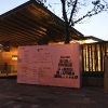 Großes Festival-Banner vor der 'Yanlord Academy of Stream in Cloud / 溪云书院' 2019 (Foto: Archiv)