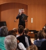 Markus während des Abschlusskonzertes des Workshops mit den Vier EvangCellisten innerhalb der 