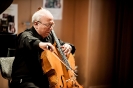 Solocellist Vasile Zaharia beim Abschluss-Triptychon der 