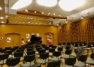 Karina Habuchiya (Kl) testet den Saal vor ihrem Duokonzert mit Florian Bischof (Vc) innerhalb  der 