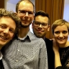 Markus & Hanno mit Cellistin MARA & dem Dirigenten Michael Falk kurz vorm Präsentationskonzert des Cello-Orchester-Workshops (Foto: Archiv)