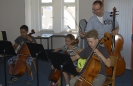 Hof 2013 (Foto: Christine Wild) (21.07.2013, Mathias unterrichtet Lukas Rammensee, Elisa Siebert & Elias Millitzer (v.l.) beim Workshop der Vier EvangCellisten innerhalb der 