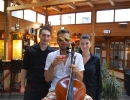 Hof 2015 (Release-Konzert, Markus mit dem Team des Cafe Bar Pavillon, Online-Version) (Foto: Christine Wild)