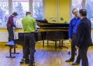 Organisator Nassib Ahmadieh und die Vier EvangCellisten vor ihrem Meisterkurs in der Kreismusikschule 