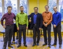 Organisator Nassib Ahmadieh und die Vier EvangCellisten nach ihrem Meisterkurs in der Kreismusikschule 